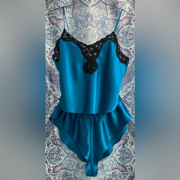 ** Sale ** Vintage Gold Label Victoria’s Secret Pajamas - Picture 3 of 16